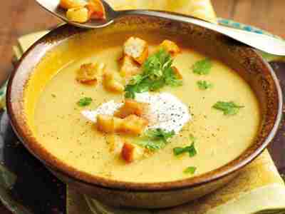 Passierte Steckrübensuppe mit Croûtons und Kerbel