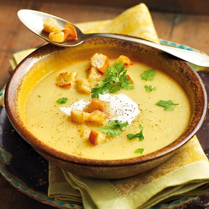 Passierte Steckrübensuppe mit Croûtons und Kerbel
