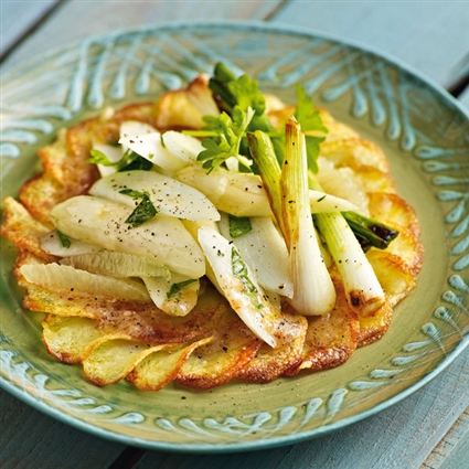 Spargelsalat auf Kartoffeltarte mit Zitronenfilets