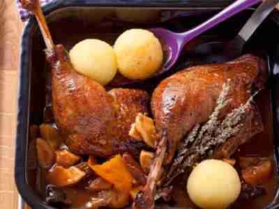 Apfel-Pflaumen-Sauce mit knusprigen Gänsekeulen