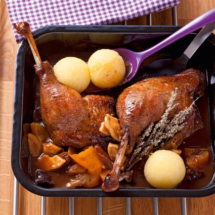 Apfel-Pflaumen-Sauce mit knusprigen Gänsekeulen