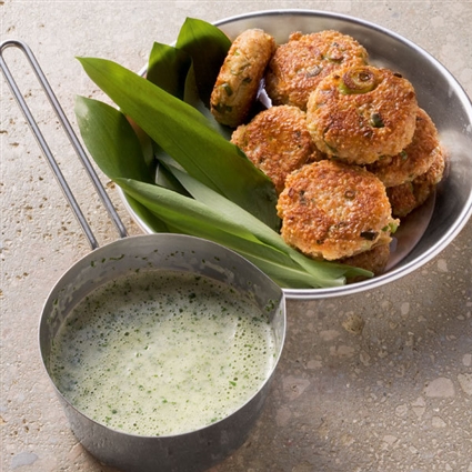 Bärlauch-Petersilien-Sauce zu Vollkorn-Quark-Plätzchen