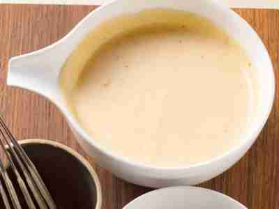 Sauce hollandaise mit einem Hauch Worcestersauce