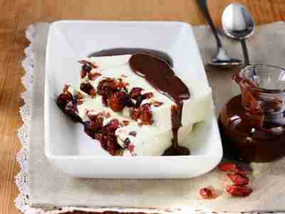 Cranberry-Kokos-Parfait mit Schoko-Ingwer-Sauce