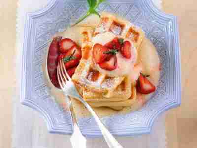 Nusswaffeln mit Erdbeeren und Weinschaumsauce
