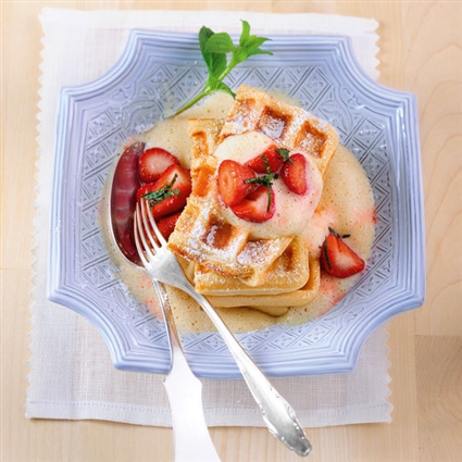 Nusswaffeln mit Erdbeeren und Weinschaumsauce