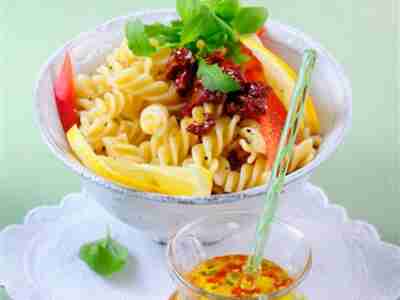 Nudelsalat mit Paprika-Feta-Dressing