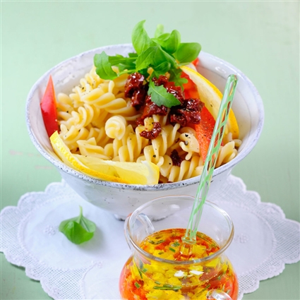 Nudelsalat mit Paprika-Feta-Dressing