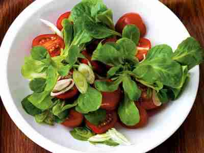 Feldsalat und Tomaten mit Thunfischdressing