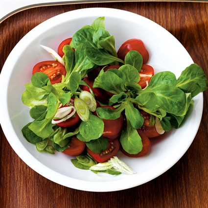 Feldsalat und Tomaten mit Thunfischdressing
