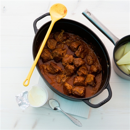 Szegediner Gulasch mit Salzkartoffeln und Schmand