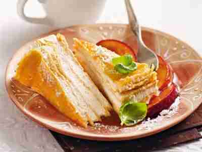Crêpes-Torte mit Pfirsichragout