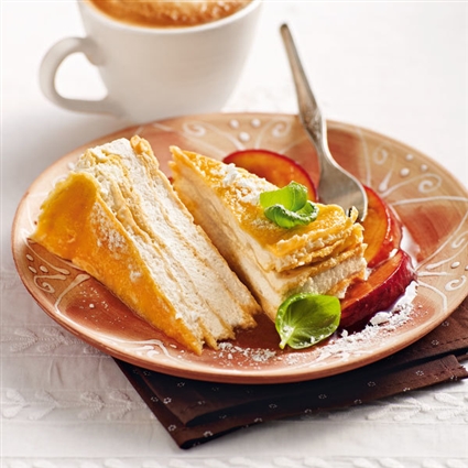 Crêpes-Torte mit Pfirsichragout