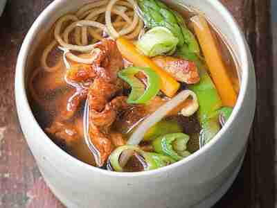 Mie-Nudel-Suppe mit Honigfleisch