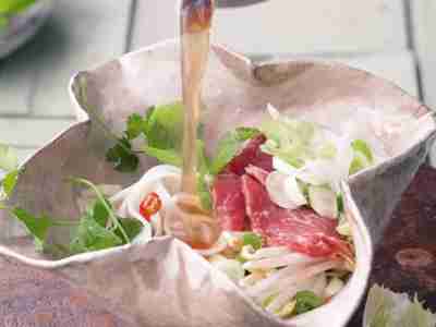 Vietnamesische Rindfleischsuppe mit Nudeln