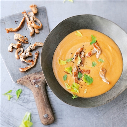 Süßkartoffel-Erdnuss-Suppe mit Currypute