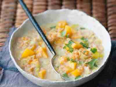 Rote Linsensuppe mit Mango