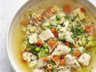 Omas Hühnersuppe mit Nudeln