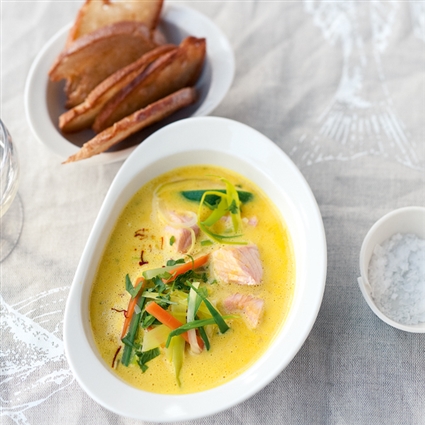 Safran-Fischsuppe mit Gemüse