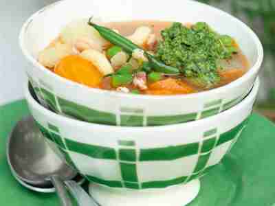 Italienische Minestrone mit Pesto