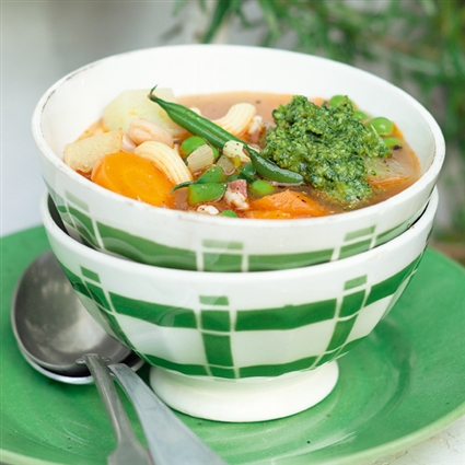 Italienische Minestrone mit Pesto