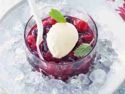 Beerenkaltschale mit Quarkmousse-Nocken