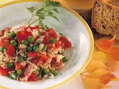 Reissalat mit Salami und Paprika
