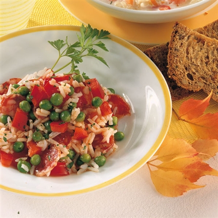 Reissalat mit Salami und Paprika