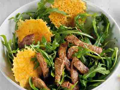 Rucola-Filet-Salat mit Parmesan-Chips