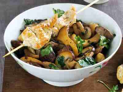 Warmer Pilzsalat mit Hähnchenspießen