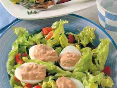 Kopfsalat mit Tomaten und gefüllten Eiern