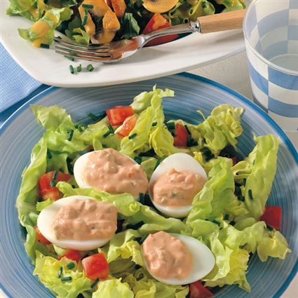 Kopfsalat mit Tomaten und gefüllten Eiern