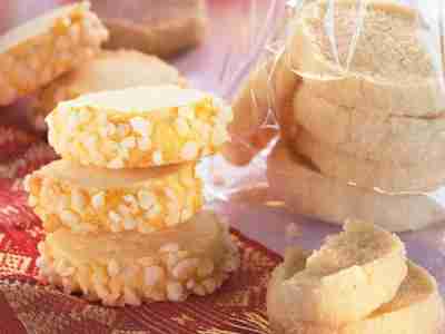 Heidesand mit goldgelb geschmolzener Butter
