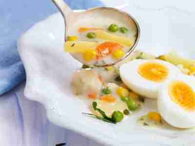 Bunte Gemüsesuppe mit Ei