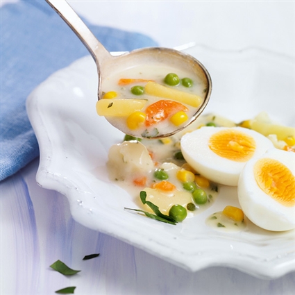 Bunte Gemüsesuppe mit Ei