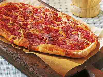 Klassisches Pizzabrot mit Tomatensalsa