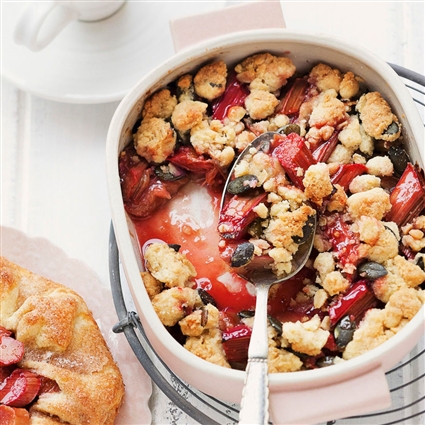 Rhabarbercrumble mit Sonnenblumenkernen