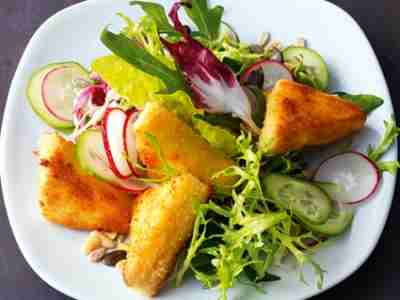 Schafskäse mit Salat