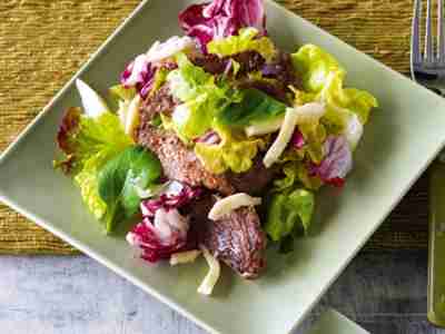 Blattsalat mit Rinderfilet und Mozzarella