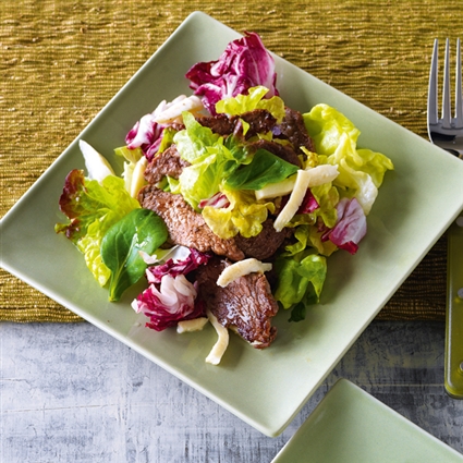 Blattsalat mit Rinderfilet und Mozzarella