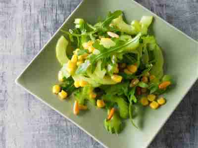 Gurken-Sellerie-Salat mit Pinienkernen
