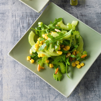 Gurken-Sellerie-Salat mit Pinienkernen