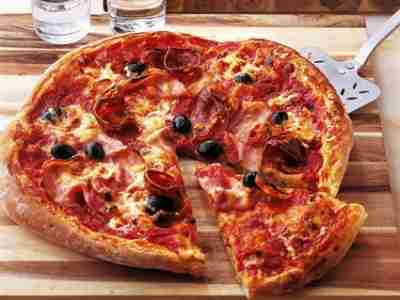 Pizza mit Bacon und Salami