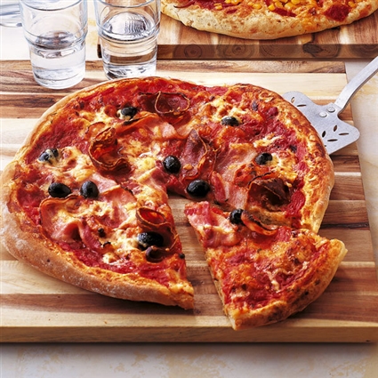 Pizza mit Bacon und Salami
