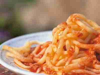 Dicke Spaghetti mit Tomaten-Knoblauch-Sauce