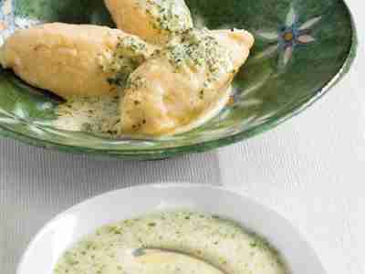 Topfenknödel in Kräutersauce