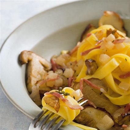 Tagliatelle mit Steinpilzen, Speck und Birnen