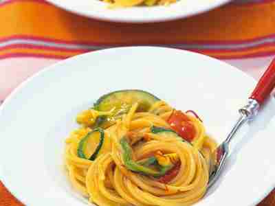 Pasta mit Safranzucchini