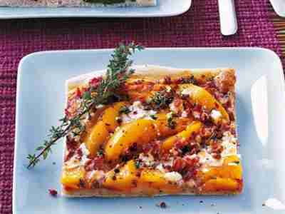 Pizza mit Ziegenkäse und Pfirsich