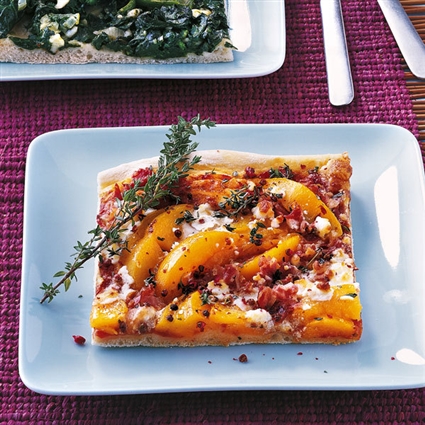 Pizza mit Ziegenkäse und Pfirsich